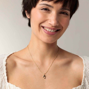 Позлатен медальон с красиво усмихнат делфин